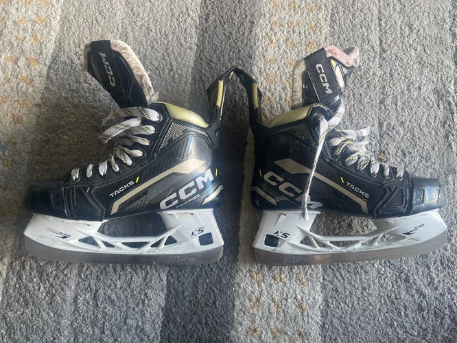 Junior CCM Regular Width Size 4.5 AS-V Hockey Skates