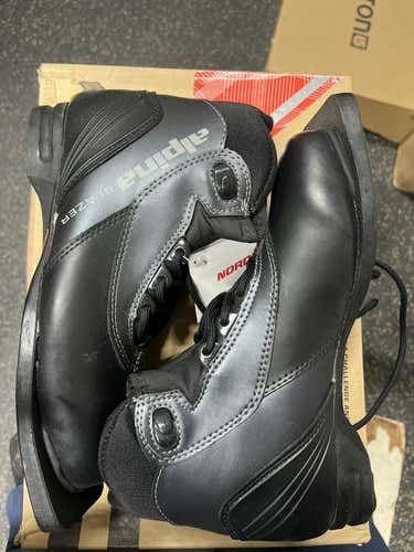 Used Alpina W 06 Jr 04-04.5 Cross Country Ski Mens Boots