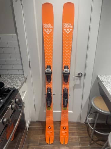 Used Unisex 2023 Black Crows 184 cm All Mountain Mirus Cor Skis With Bindings Max Din 13