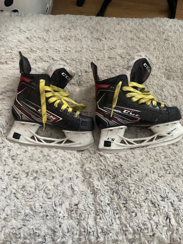 Junior CCM Regular Width  Size 1.5 JetSpeed FT470 Hockey Skates