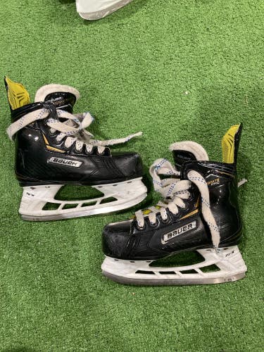 Used Youth Bauer Ignite Pro Hockey Skates Regular Width 12.5