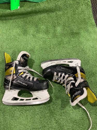 Used Junior Bauer Supreme 3S Hockey Skates Regular Width Size 1.5