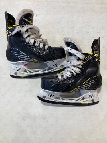 Used Junior CCM Tacks Vector Plus Hockey Skates Regular Width Size 2.5