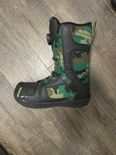 Spark Size 4 Snowboarding Boots