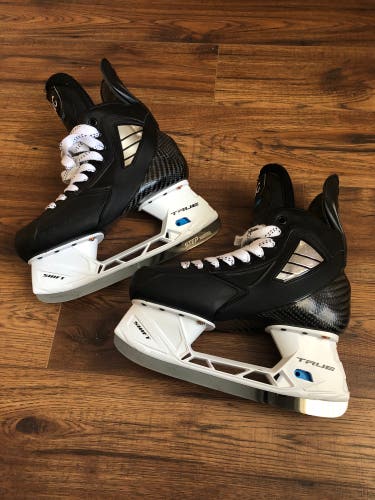 True Reg-Width Size 7 Pro Custom Hockey Skates