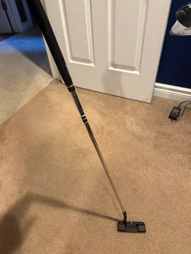New Right Handed 33" Strata Putter