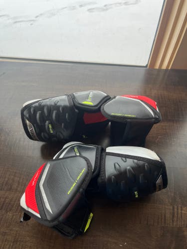 Bauer Medium Vapor Hyperlite Elbow Pads