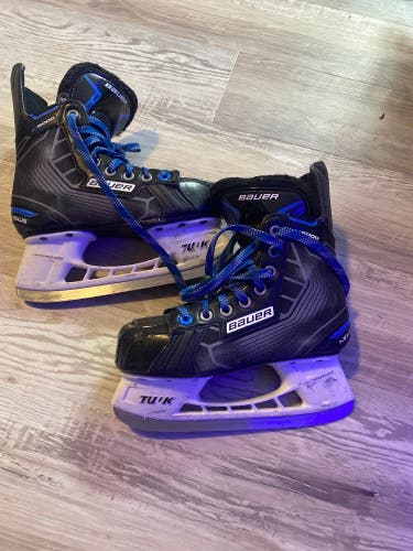 Junior Bauer Regular Width Size 3 Nexus 6000 Hockey Skates