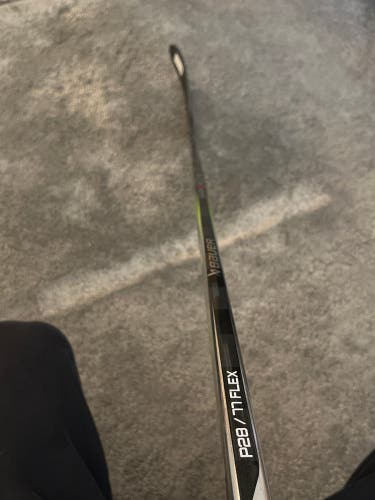 Senior Right Handed P28  Vapor Hyperlite 2 Hockey Stick