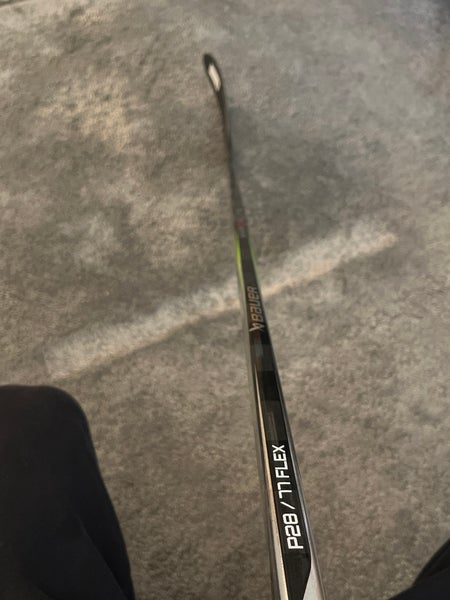 Senior Right Handed P28 Vapor Hyperlite 2 Hockey Stick