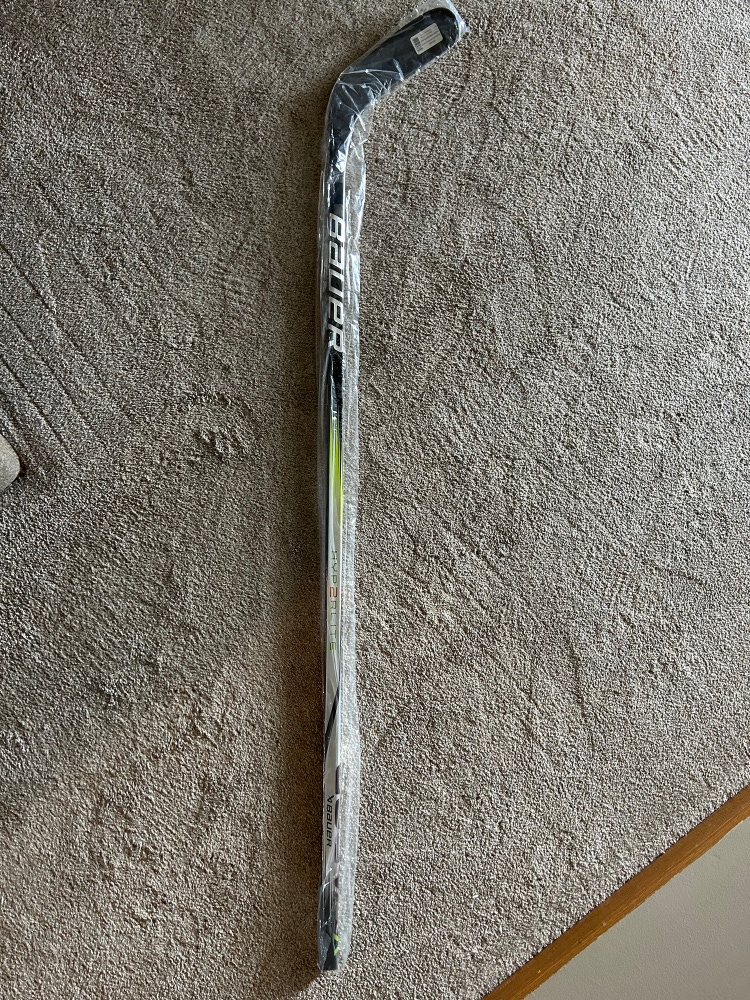 New Right Handed P90TM Vapor Hyperlite Hockey Stick