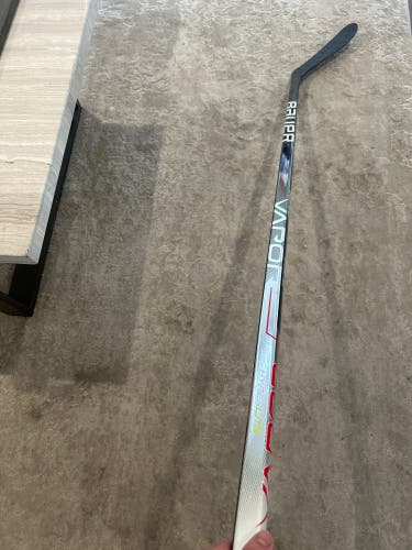 Senior Right Handed P28  Vapor Hyperlite Hockey Stick