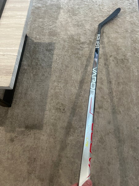 Senior Right Handed P28 Vapor Hyperlite Hockey Stick