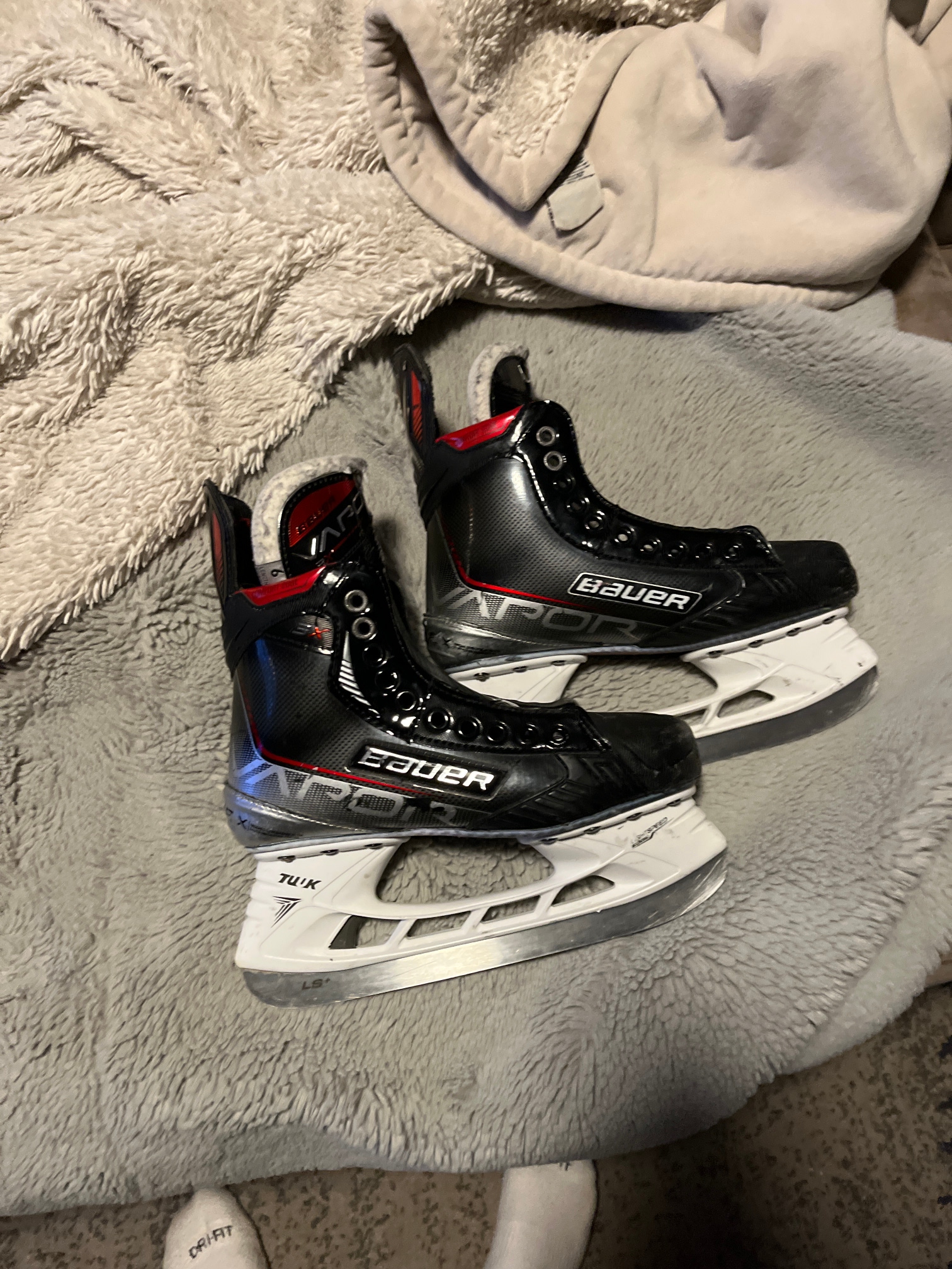 New Senior Bauer Vapor 3X Hockey Skates Regular Width Size 6