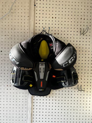 CCM Tacks ASV Shoulder Pads SR SMALL