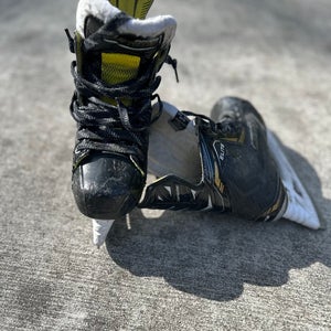 Junior Bauer Regular Width  Size 3 Supreme Elite Hockey Skates