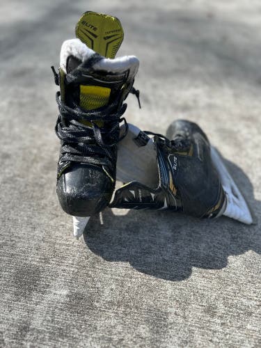 Junior Bauer Regular Width Size 3 Supreme Elite Hockey Skates