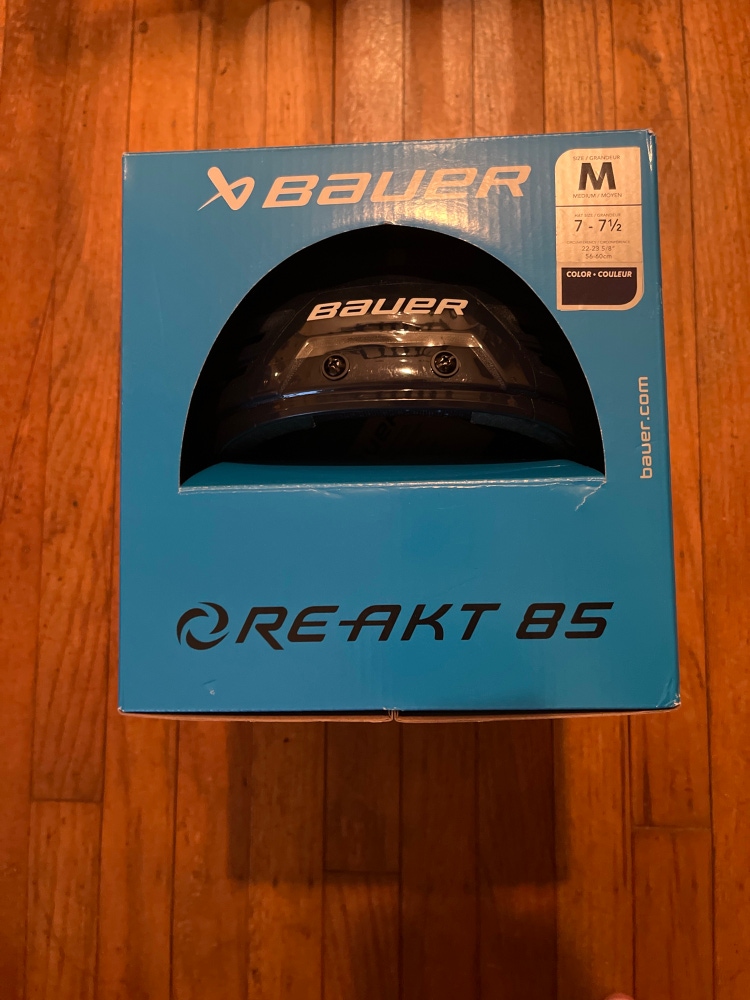 New Medium Bauer  Re-Akt 85 Helmet