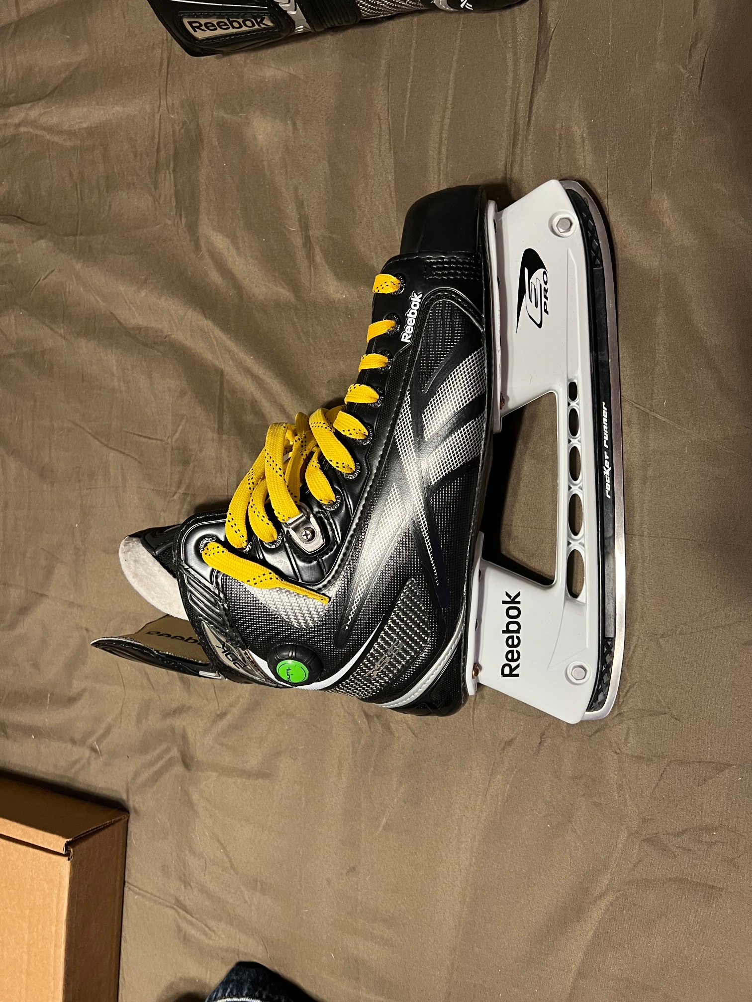 Senior Used Reebok 20K Hockey Skates Regular Width 9