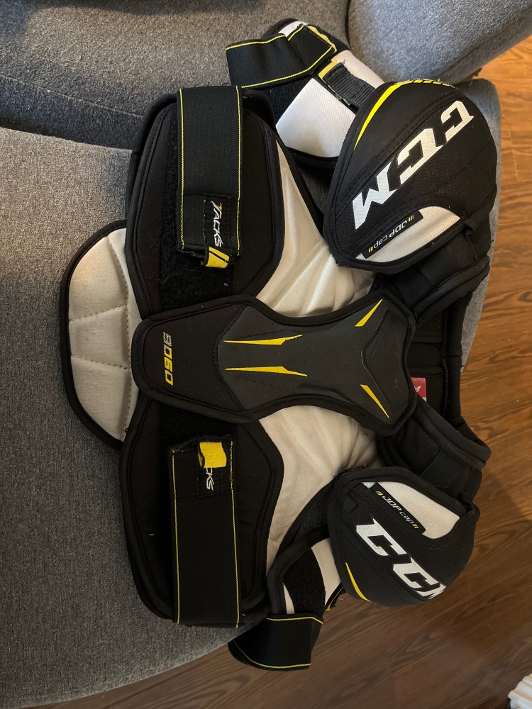 Used Small CCM Tacks 9060 Shoulder Pads