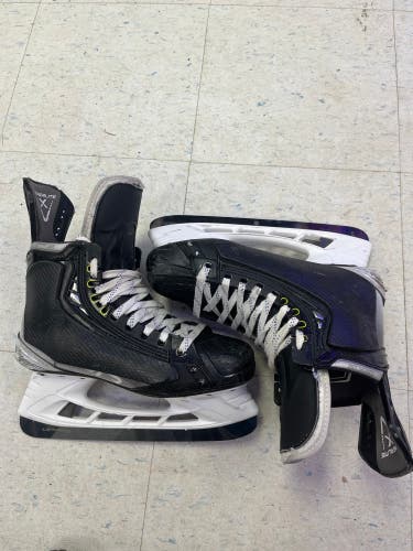 John Klinberg Maple Leafs Bauer Vapor Hyperlite Hockey Skates Extra Wide Width Pro Stock 7.75