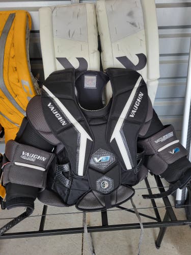 Used Medium Vaughn V9 Pro Carbon Goalie Chest Protector