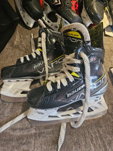Junior Used Bauer Vapor 3X Hockey Skates Size 1