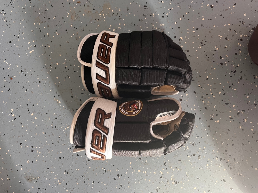 Ice hockey gloves