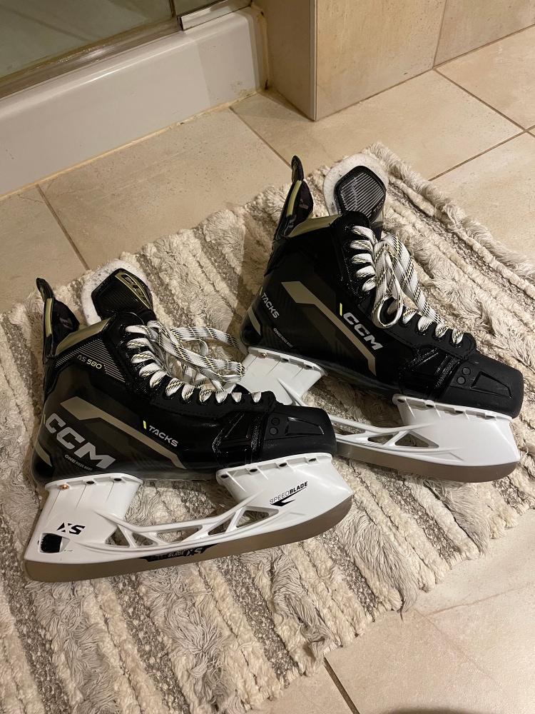 *USED ONCE* CCM AS580 Size 9 Regular Hockey Skates