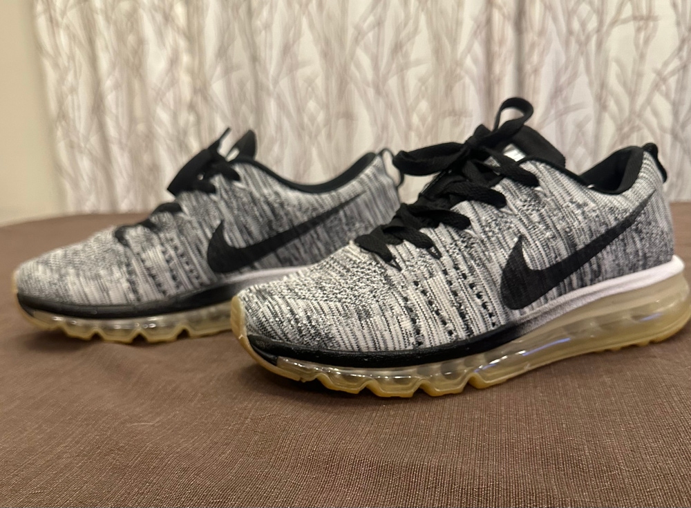 Nike FlyKnit Max women’s black and white sneakers