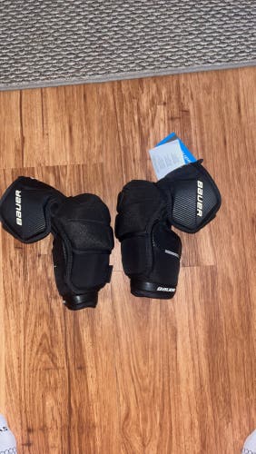 New Medium Bauer Elbow Pads