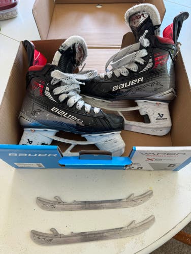 Junior Bauer Regular Width   Size 2 Vapor X5 Pro Hockey Skates