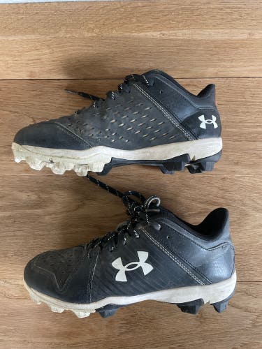 Black Used 4.5 Youth Under Armour Baseball Cleat
