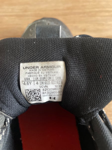 Black Used 4.5 Youth Under Armour Baseball Cleat