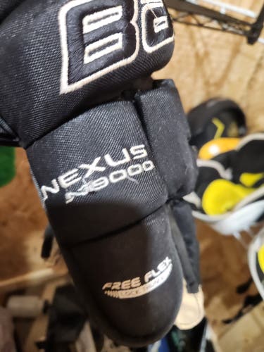 Used Bauer Nexus 9000 Gloves 15"