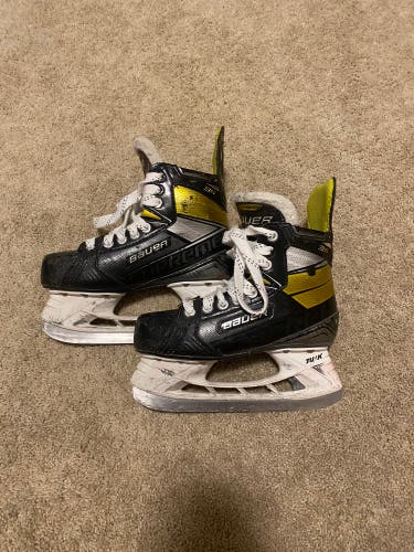 Junior Bauer Regular Width   Size 3.5 Supreme 3S Hockey Skates