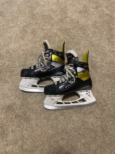 Junior Bauer Regular Width   Size 2 Supreme 3S Hockey Skates