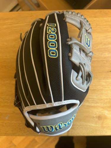 New 2022 Wilson A2000 1786SS Baseball Glove 11.5" infield RHT series right hand