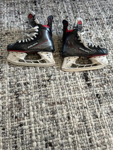 Used Junior Bauer Vapor 3X Pro Hockey Skates Regular Width Size 2.5