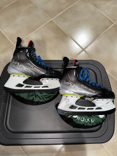 Like New Intermediate Bauer Regular Width Size 5 Vapor Hyperlite Hockey Skates