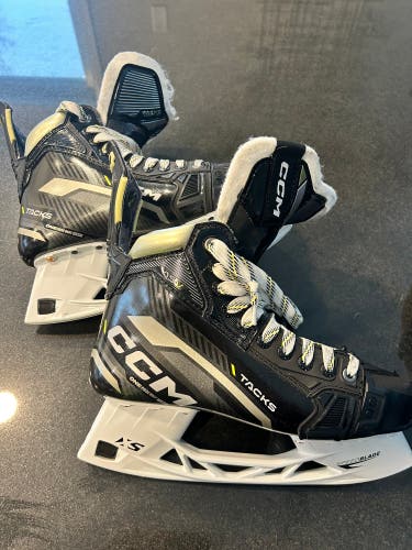 New CCM Regular Width  8 AS-V Hockey Skates