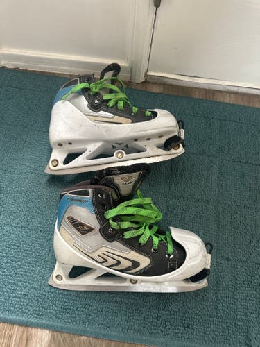 Junior Used CCM Vector 4.0 Hockey Goalie Skates Regular Width Size 2
