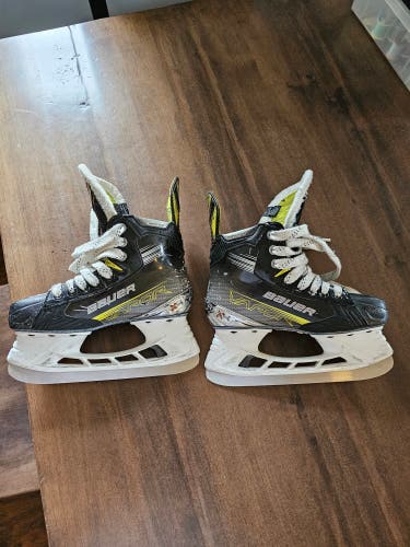 Used Junior Bauer Vapor X4 Hockey Skates Extra Wide Width Size 2