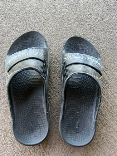 Bauer Oofos sandals size 10