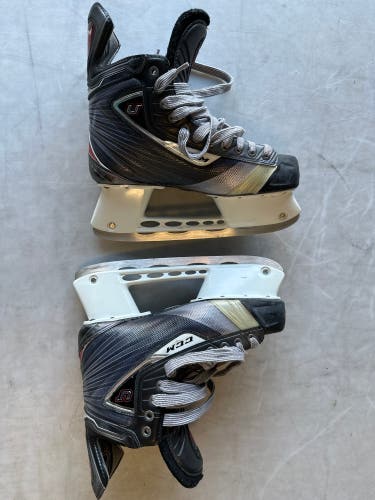 Senior CCM Regular Width 9.5 U+ Crazy Light Hockey Skates