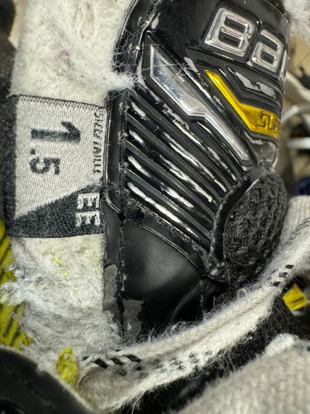 Junior Bauer Extra Wide Width Size 1.5 Supreme M4 Hockey Skates