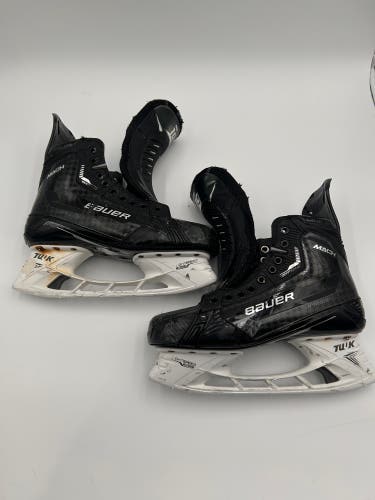 Lightly Used Bauer Wide Width Pro Stock Pare 9 Supreme Mach Hockey Skates
