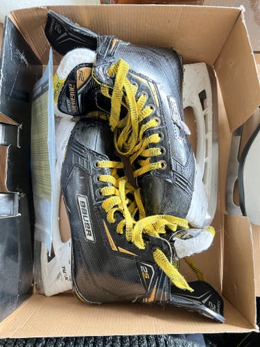 Junior Bauer Regular Width Size 3 Supreme 2S Hockey Skates