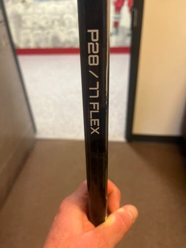 Senior Right Handed P28 Pro Stock Vapor Hyperlite Hockey Stick