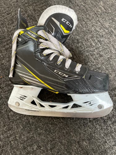 Used Junior CCM Tacks 5092 Hockey Skates Regular Width Size 3.5